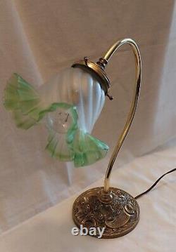 Translation: Antique Very Pretty Art Nouveau Brass Swan Neck Desk Lamp