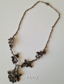 Ancien collier en Métal ou argent (pas de poinçon) de style Art nouveau