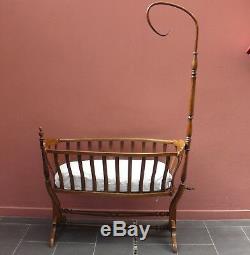 Berceau ancien / bercelonnette en hêtre de style Art-Nouveau / lit de bébé
