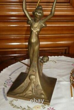 Lampe en bronze à décor de Femme enfants style Art Nouveau abat jours perle
