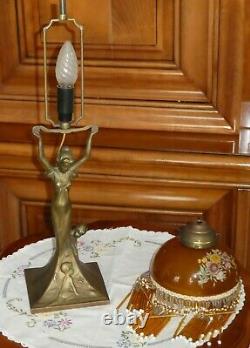 Lampe en bronze à décor de Femme enfants style Art Nouveau abat jours perle