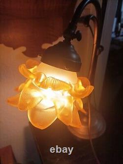 Lampe en laiton de style Art Nouveau avec sa tulipe jaune état de marche