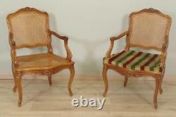 Paire de larges fauteuils cannés à dos plat style Louis XV