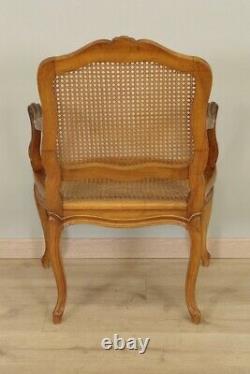 Paire de larges fauteuils cannés à dos plat style Louis XV