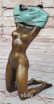 Style Art Nouveau Bronze D'Un Nu Jeune Fille Tenant Her Robe Par Artiste Milo