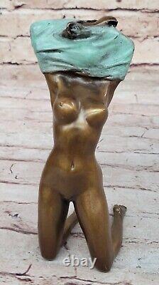 Style Art Nouveau Bronze D'Un Nu Jeune Fille Tenant Her Robe Par Artiste Milo