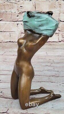 Style Art Nouveau Bronze D'Un Nu Jeune Fille Tenant Her Robe Par Artiste Milo