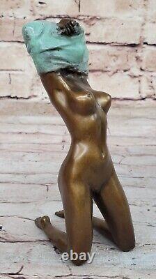 Style Art Nouveau Bronze D'Un Nu Jeune Fille Tenant Her Robe Par Artiste Milo