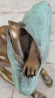 Style Art Nouveau Bronze D'Un Nu Jeune Fille Tenant Her Robe Par Artiste Milo